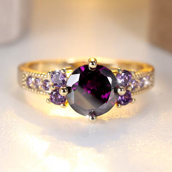 Goudkleurige ring met amethistpaarse stenen