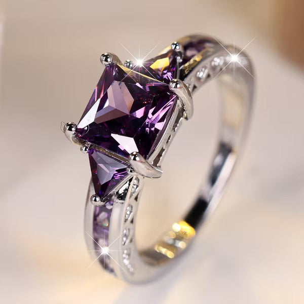 Zilverkleurige geometrische ring met amethistpaarse steen