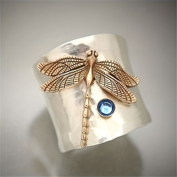 Vintage zilverkleurige ring met goudkleurige libelle