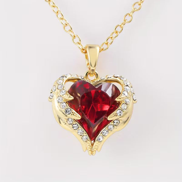 Angel Embrace ketting met robijnrood hart | goudkleurig