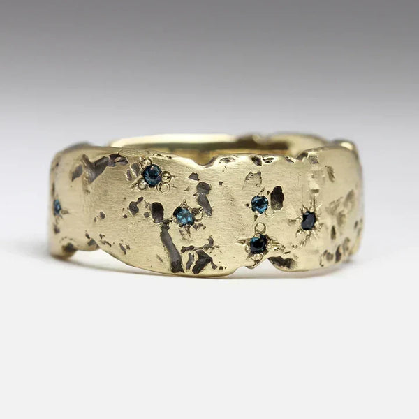 Antiek goudkleurige gesmede ring met blauwe kristal-inleg | goudkleurig