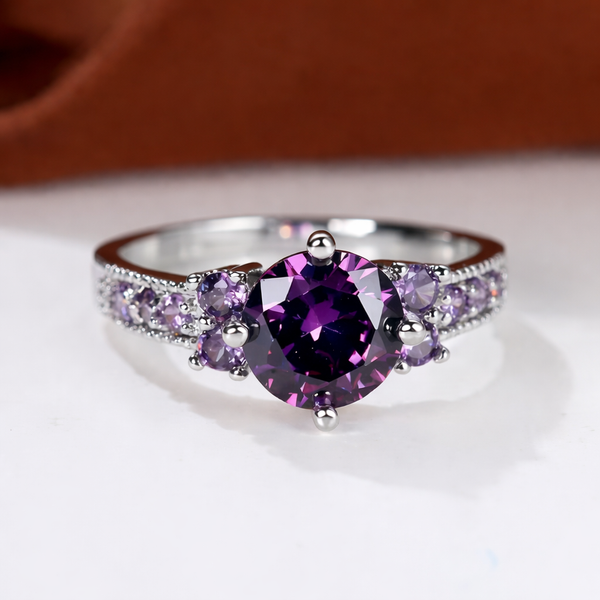 Zilverkleurige ring met amethistpaarse steen en zijsteentjes