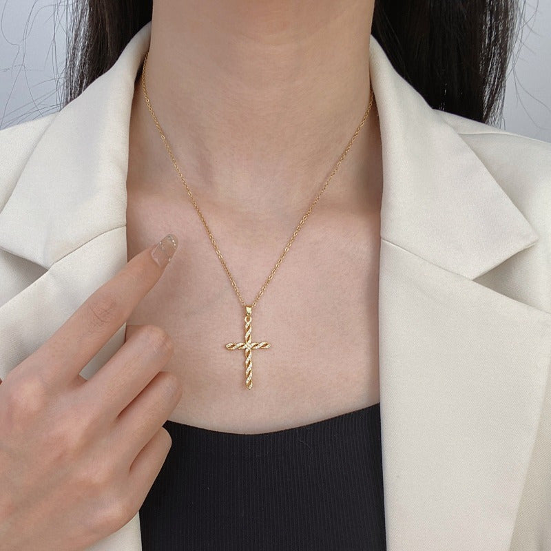 Kristallen gedraaide kruisketting | goudkleurig