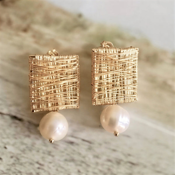 Elegante oorbellen met gouden draad en parel