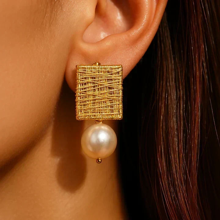 Elegante oorbellen met gouden draad en parel