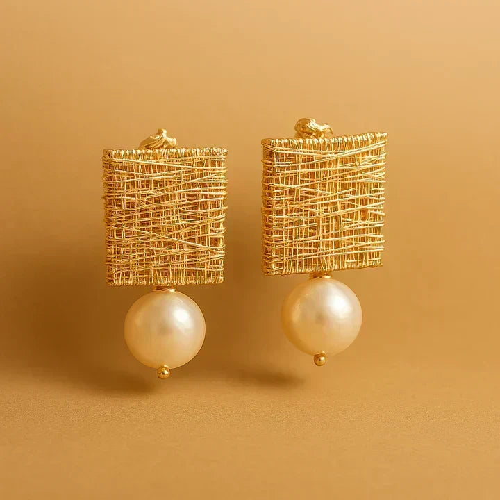 Elegante oorbellen met gouden draad en parel