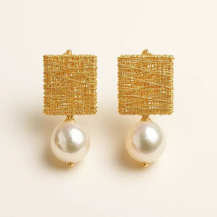Elegante oorbellen met gouden draad en parel