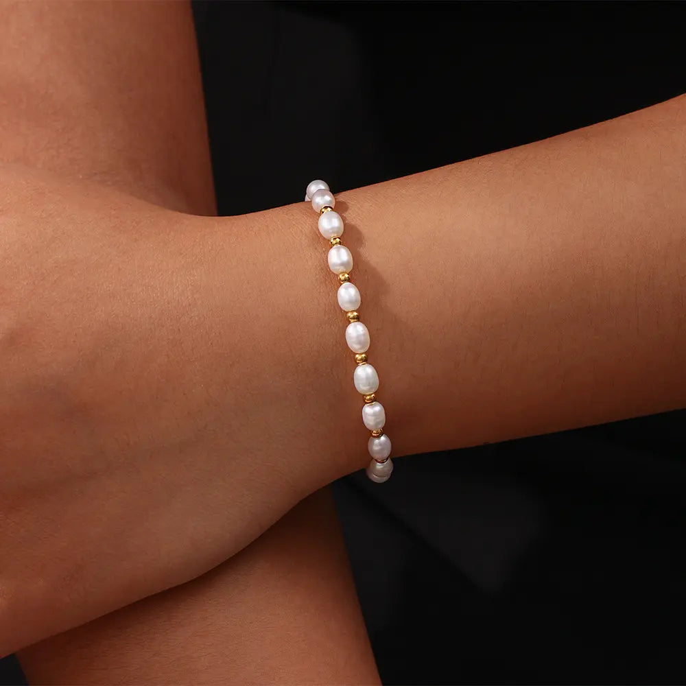 Elegante armband met parels en goudkleurige kraaltjes