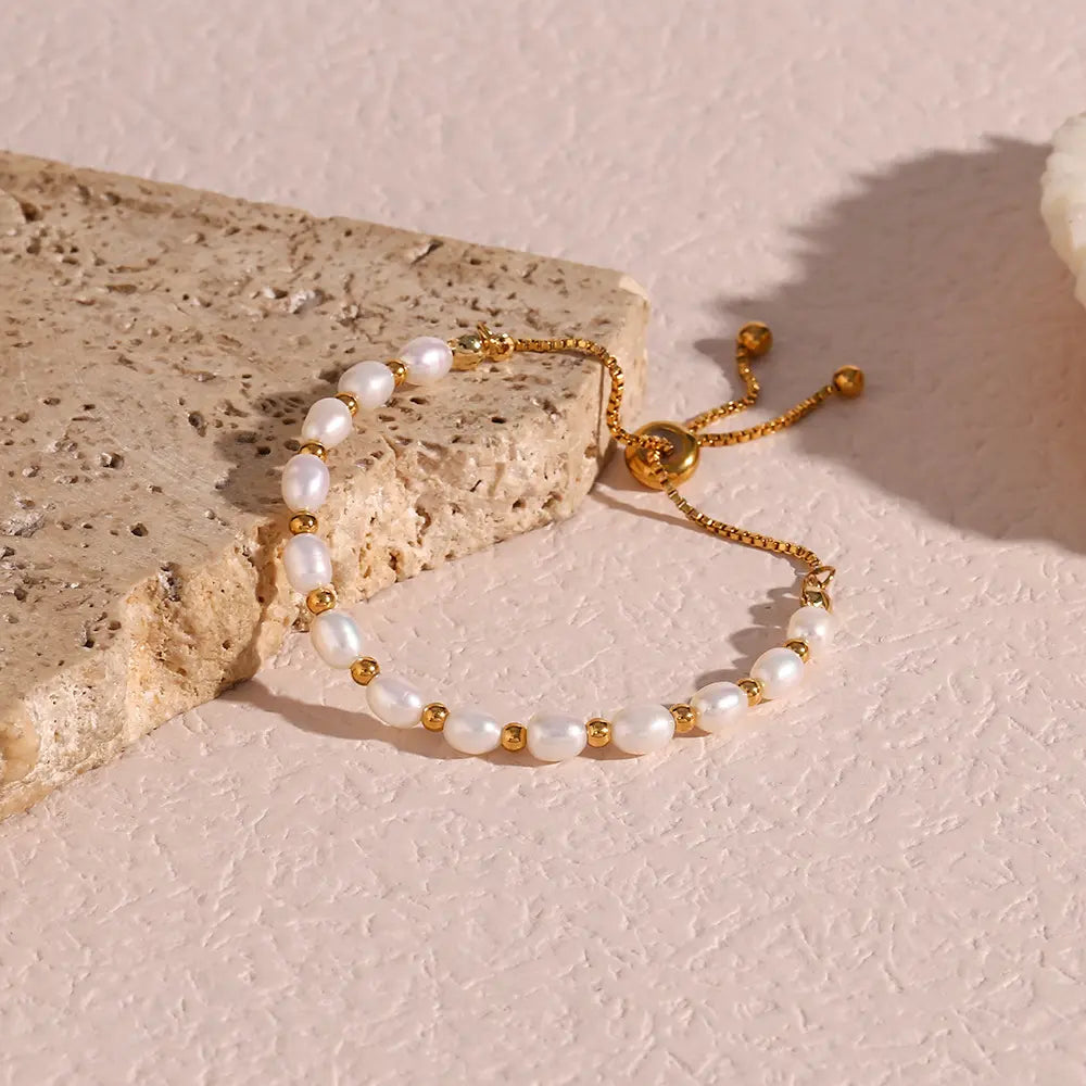 Elegante armband met parels en goudkleurige kraaltjes