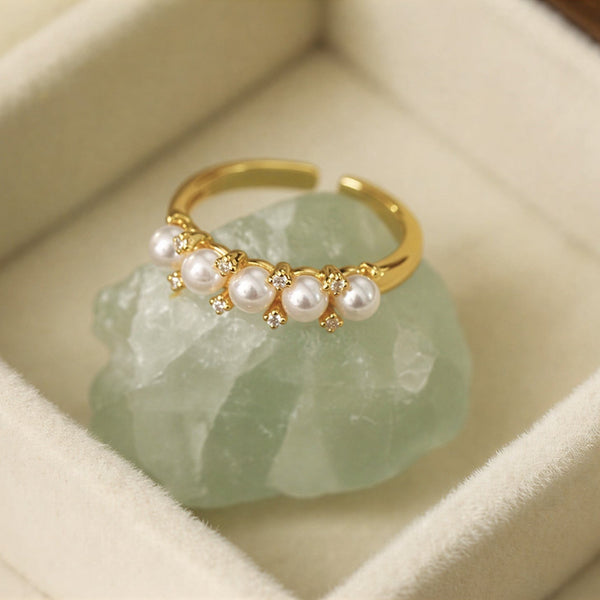 Goudkleurige ring met vijf parels