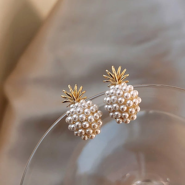 Goudkleurige oorknopjes met parelcluster