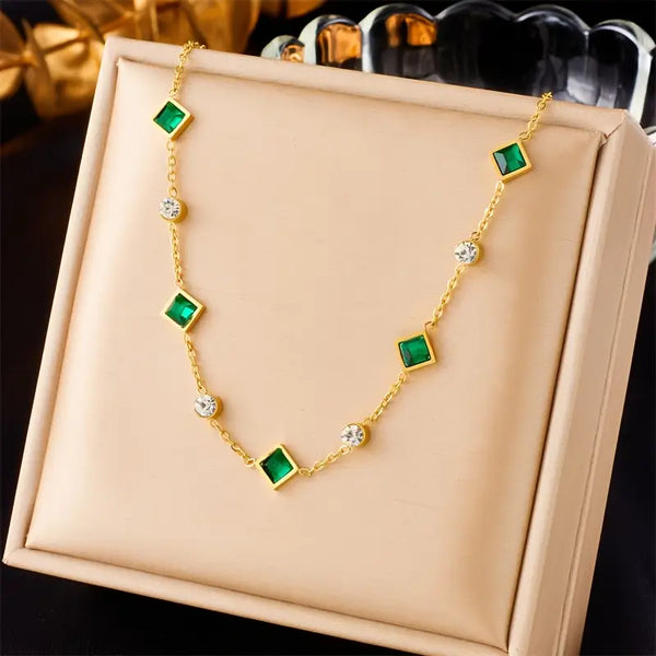 Goudkleurige geometrische ketting met smaragdgroene steentjes