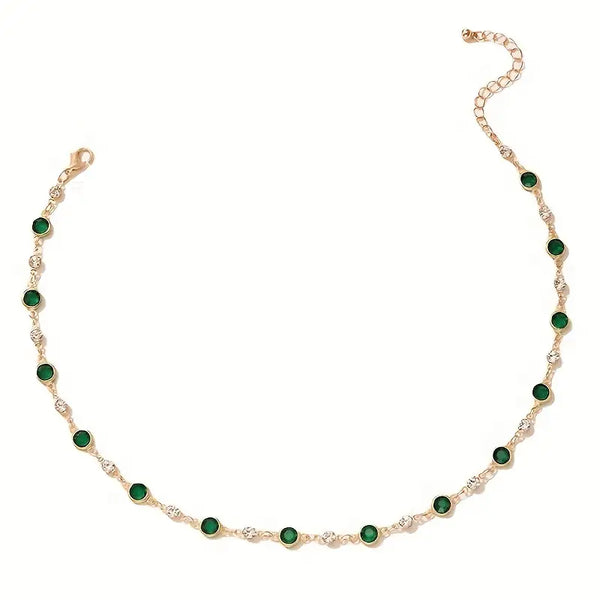 Goudkleurige ketting met smaragdgroene steentjes