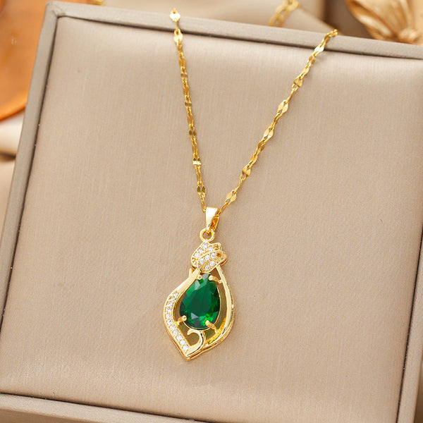Goudkleurige ketting met smaragdgroene druppelhanger