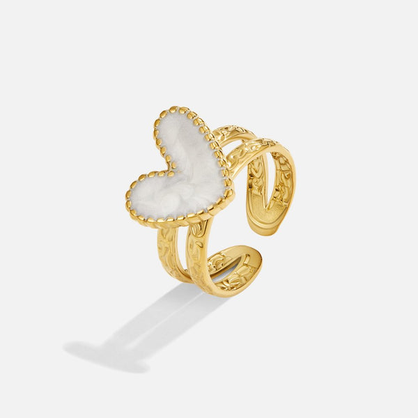 Goudkleurige ring met hartmotief