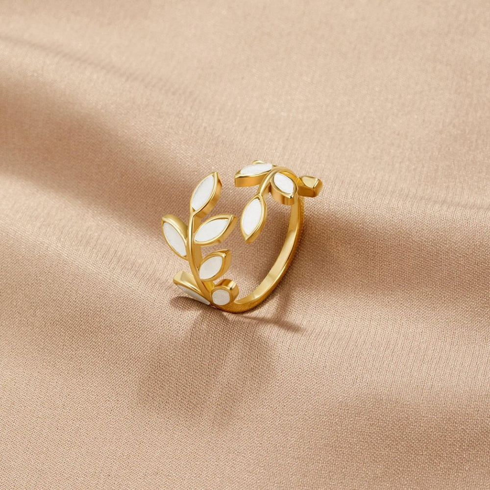 Goudkleurige ring met bladmotief
