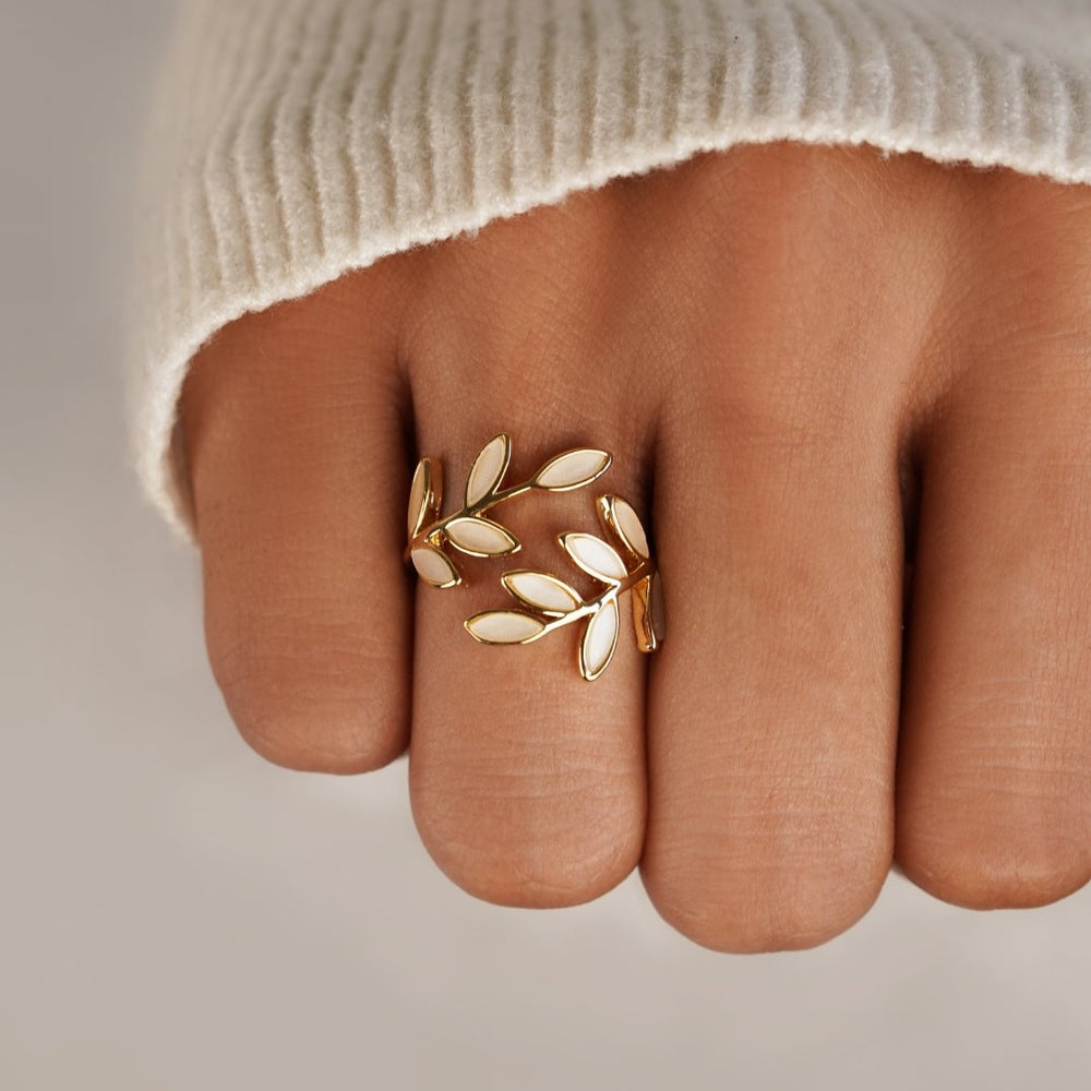 Goudkleurige ring met bladmotief