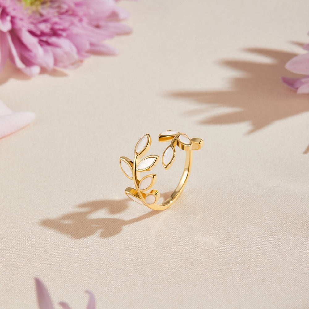Goudkleurige ring met bladmotief