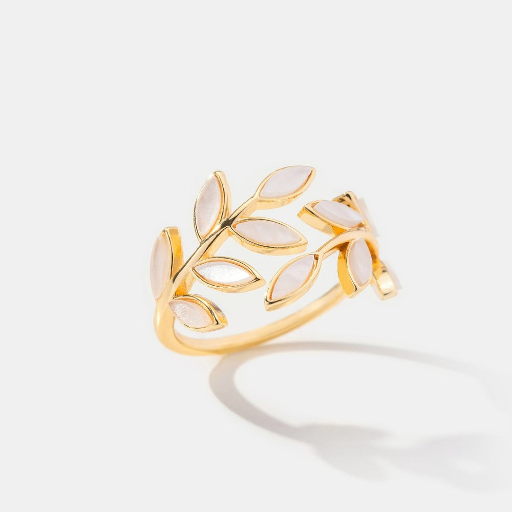 Goudkleurige ring met bladmotief