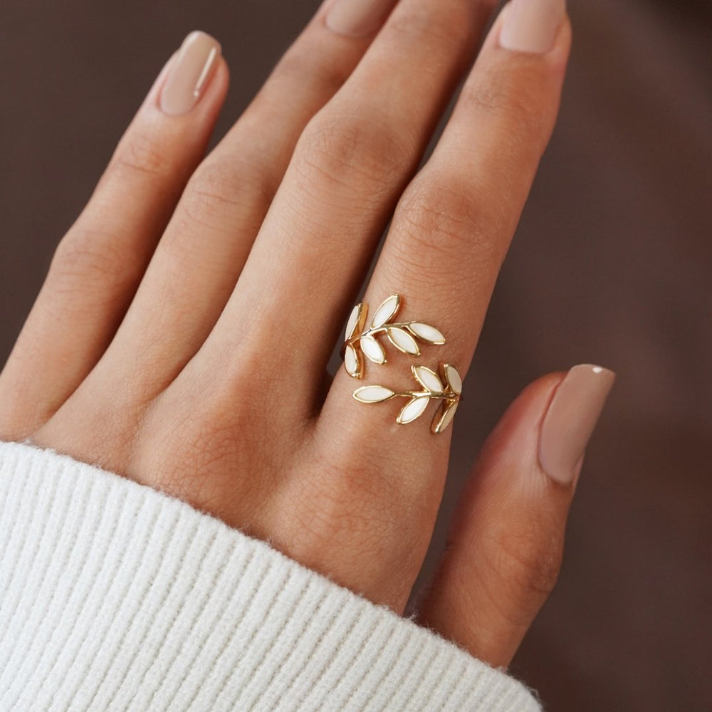 Goudkleurige ring met bladmotief