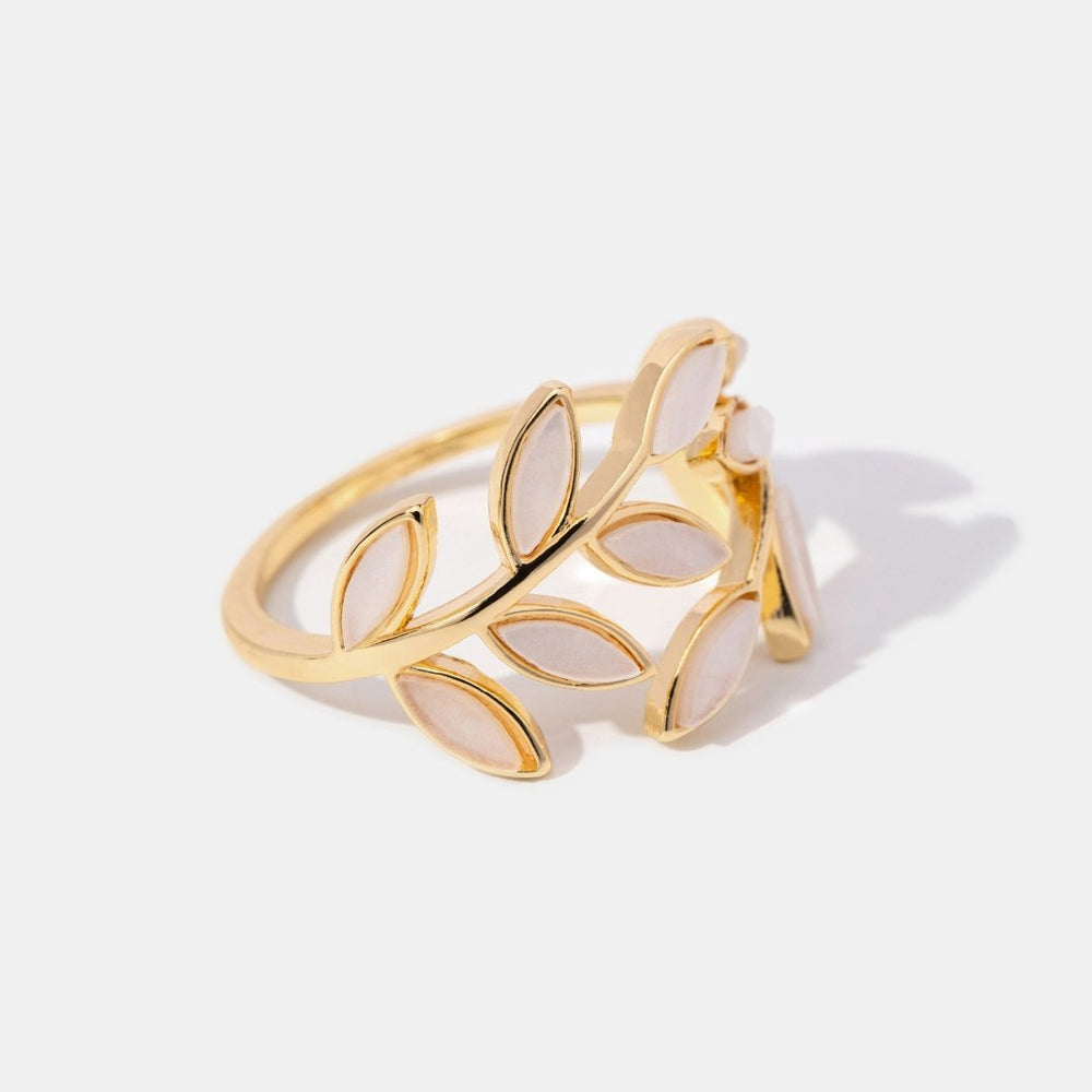 Goudkleurige ring met bladmotief