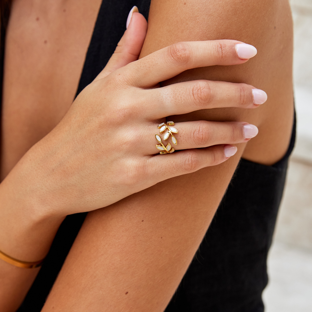 Goudkleurige ring met bladmotief