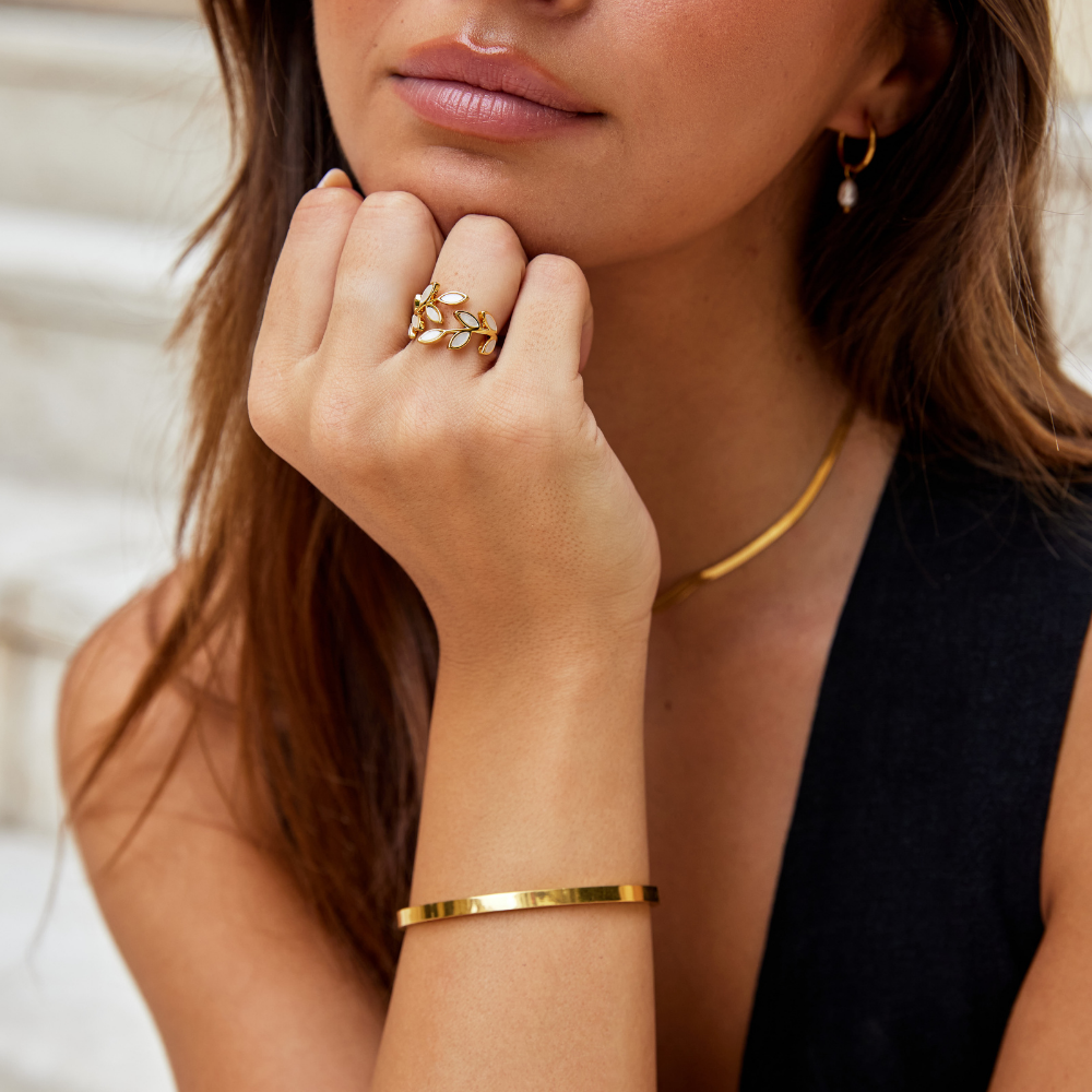 Goudkleurige ring met bladmotief