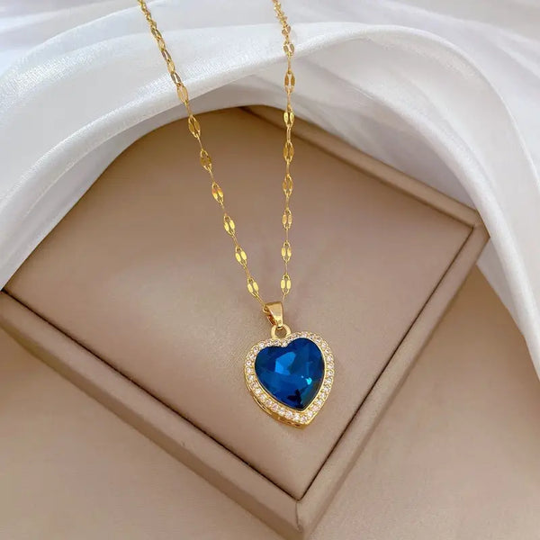 Goudkleurige hartketting met saffier