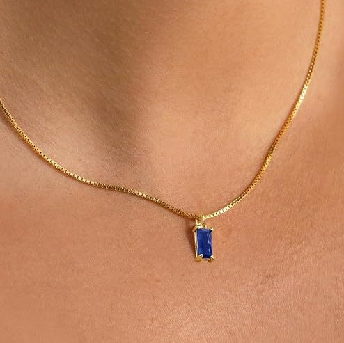 Goudkleurige minimalistische ketting met saffier
