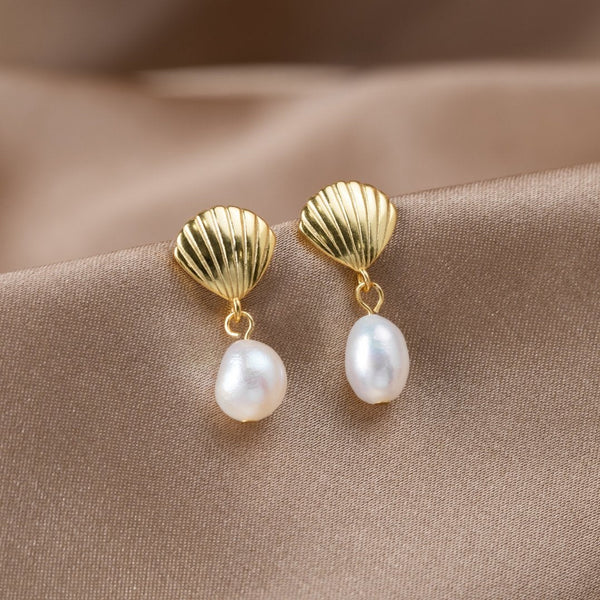 Goudkleurige schelp-oorbellen met parel