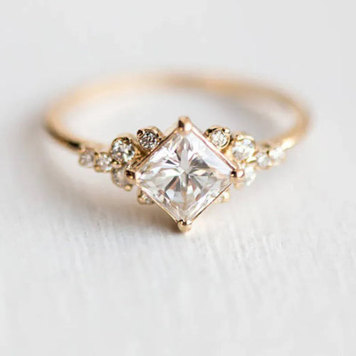 Goudkleurige vierkante solitaire ring