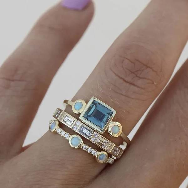 Goudkleurige set gestapelde geometrische ringen