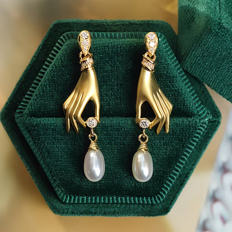 Gouden hand oorbellen met parel