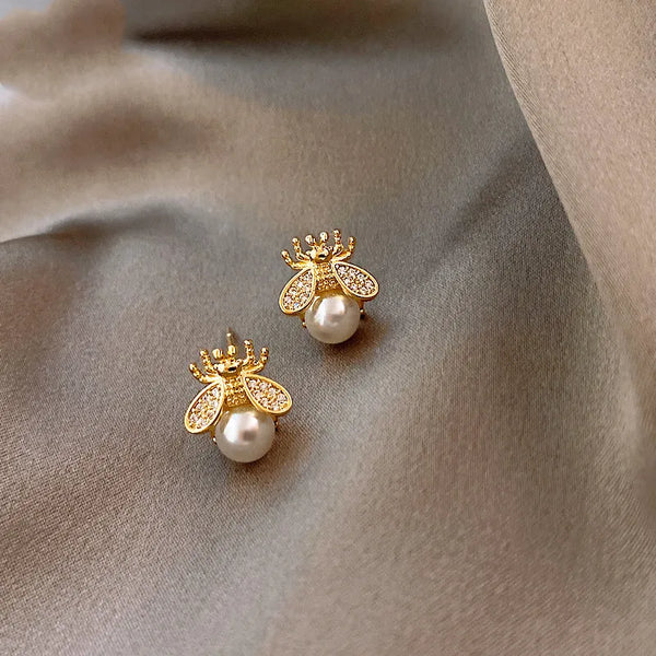 Honingbij parel oorknopjes – elegante goudkleurige sieraden voor vrouwen