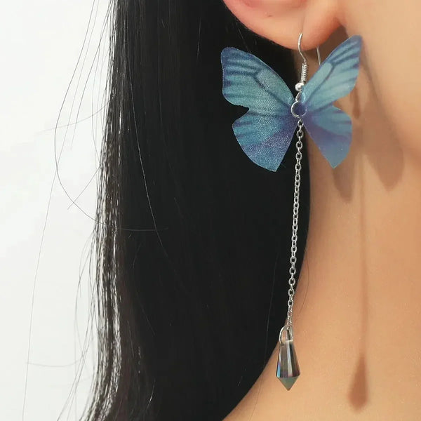 Blauwe vlinderoorbellen met kristal en kwastjes