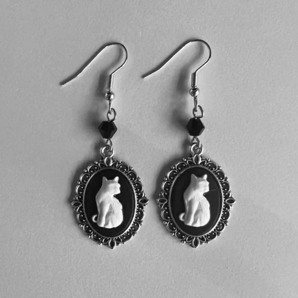 Vintage hangoorbellen met witte kat – zilveren lijstje, sieraad voor dames