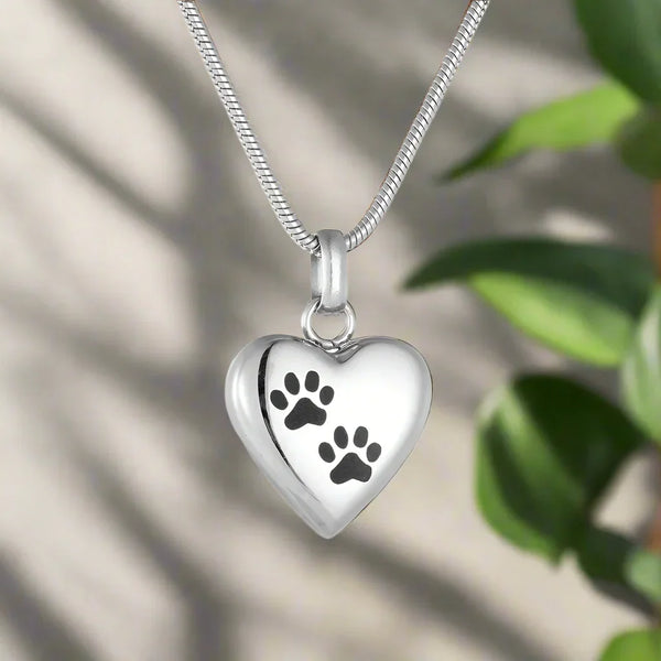 Gedenkketting urn voor huisdieren – hartvormige hanger met gegraveerde pootjes