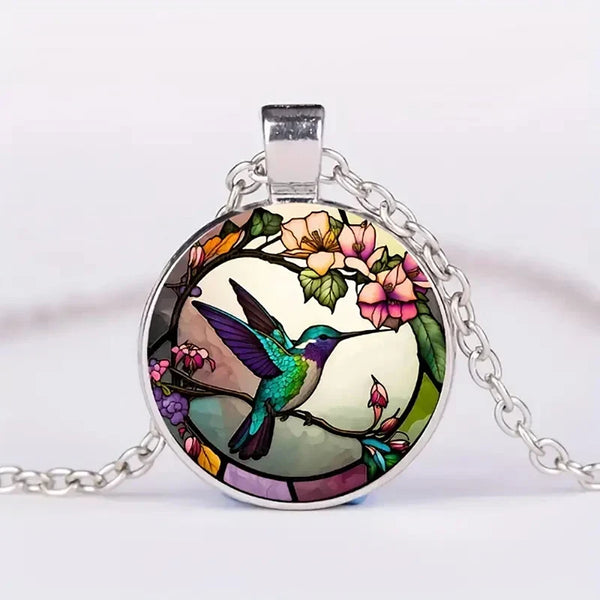 Ketting met kolibrie-hanger onder glazen koepel