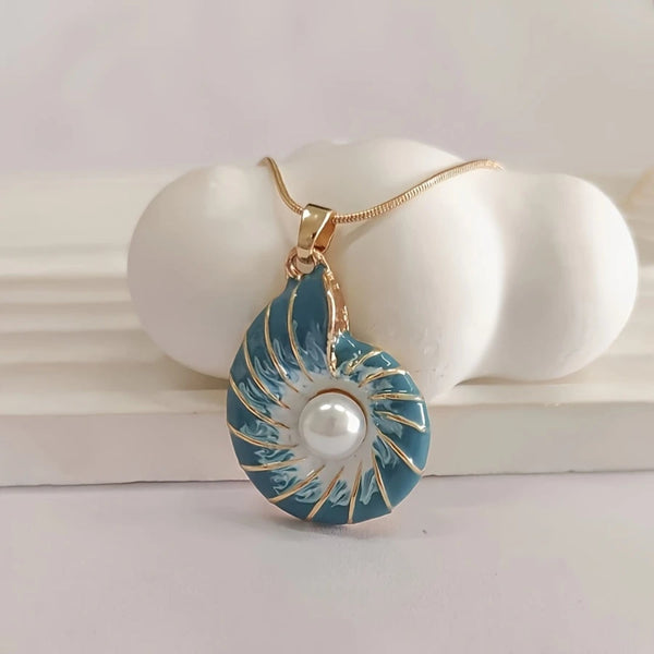 Goudkleurige schelpketting met parel
