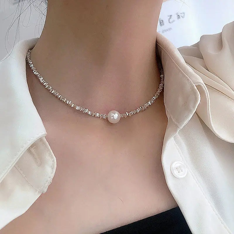 Zilverkleurige minimalistische choker met parel