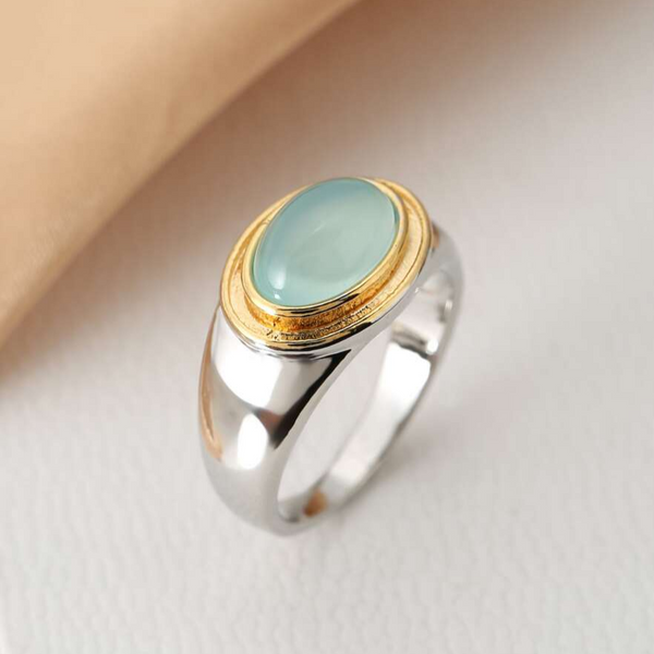 Zilver- en goudkleurige ring met cabochon in kastzetting