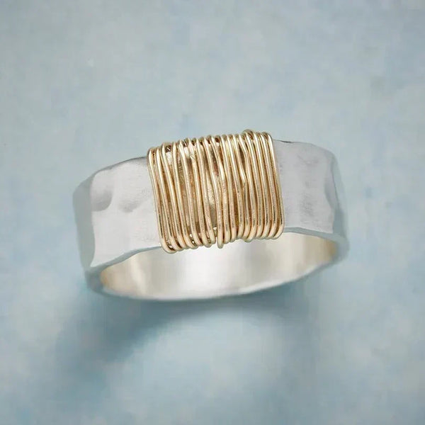 Zilver- en goudkleurige ring met gewikkeld draad
