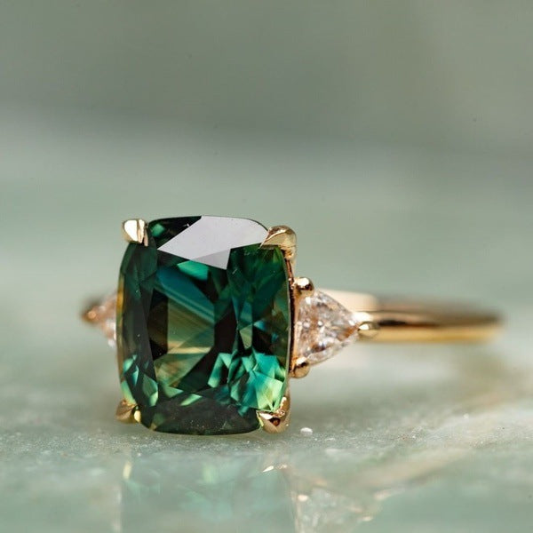 Vintage-geïnspireerde ring met groene edelsteen | goudkleurig