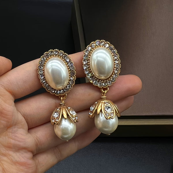 Vintage hangoorbellen met parel in omlijsting