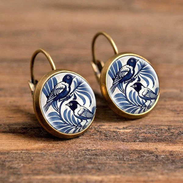 Vintage oorbellen met blauwe ekster onder glas
