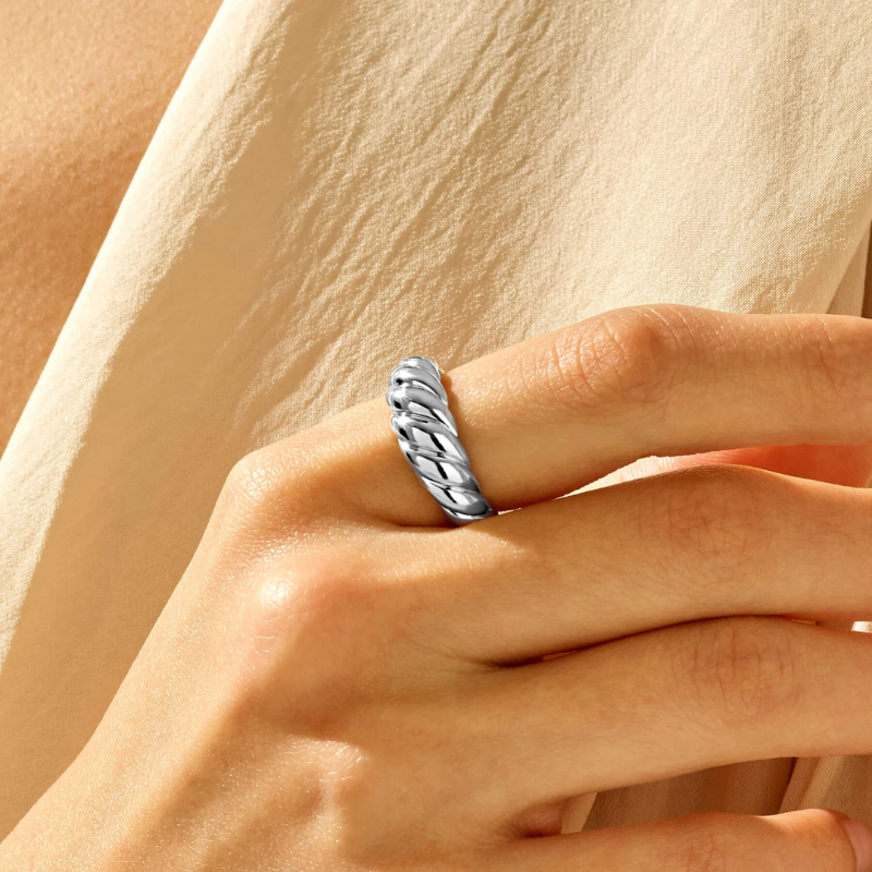 Croissant ring | witgoudkleurig